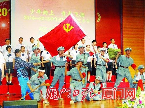 转了4圈,从最左侧车道翻到应急车道,司机逃过一劫